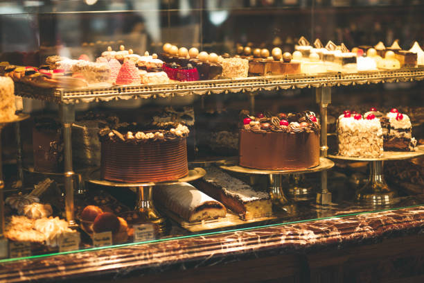 кондитерский магазин дисплей окно с различными торты - пирог шоколада стоковые фото и изображения