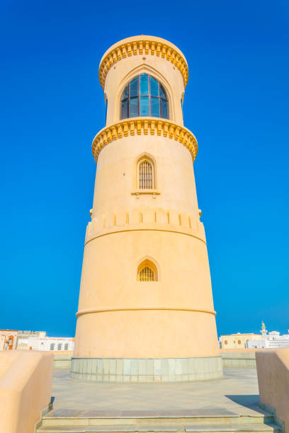 vista de um farol na cidade al ayjah de omani. - oman town arabia arabian peninsula - fotografias e filmes do acervo