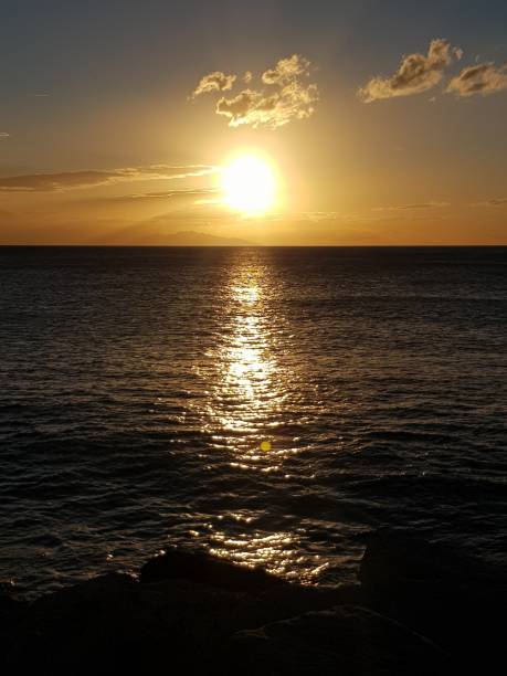 bellissimo tramonto sull'isola corsa - islande foto e immagini stock