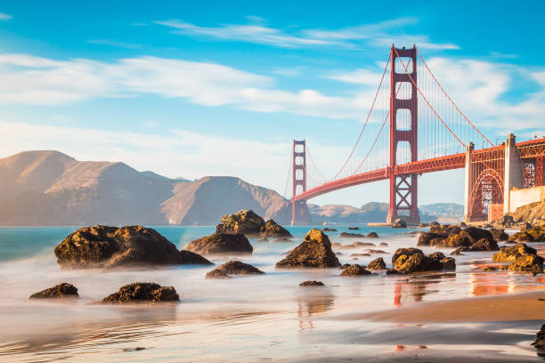 golden gate bridge at sunset, san francisco, california, usa - san francisco bay golden gate bridge bridge san francisco county stock-fotos und bilder