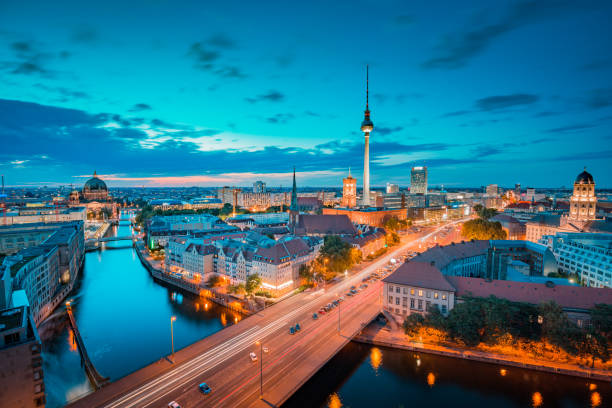 berlin skyline with spree river at sunset, germany - berlin germany house spree river urban scene imagens e fotografias de stock