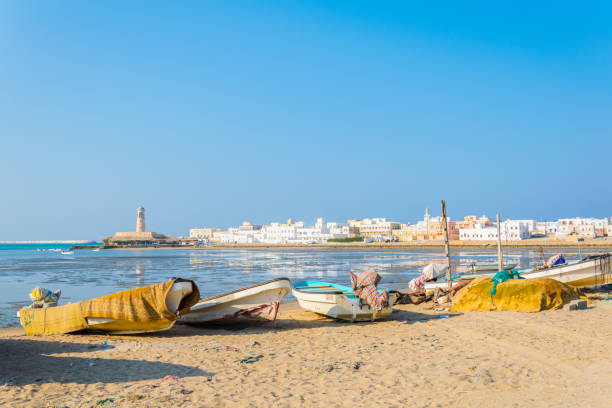 vista dos barcos de pesca que ancoram em um louro na cidade al ayjah de omani. - oman town arabia arabian peninsula - fotografias e filmes do acervo