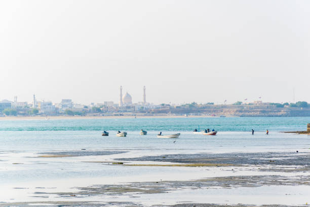 vista dos barcos de pesca que ancoram em um louro na cidade al ayjah de omani. - oman town arabia arabian peninsula - fotografias e filmes do acervo