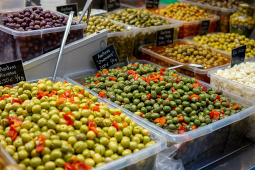 spanisch geen Olives with red pepper and pickled garlic for sale at farmers market in spain Malaga