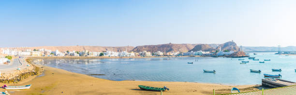 vista dos barcos de pesca que ancoram em um louro na cidade al ayjah de omani. - oman town arabia arabian peninsula - fotografias e filmes do acervo
