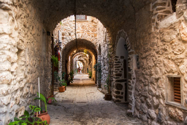 vista da rua da vila de mesta chios greece.. - chios island - fotografias e filmes do acervo