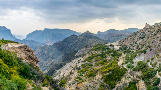 オマーンのジェベル・アフダル山の saiq 高原に位置する小さな田舎の村の眺め。 - east middle road desert ストックフォトと画像
