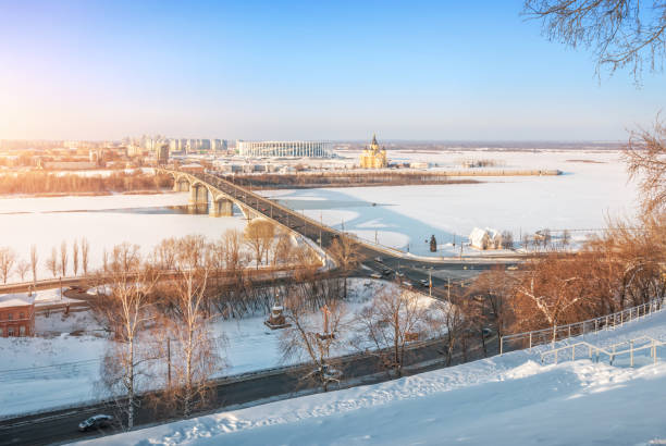 vista da ponte de kanavinsky e da catedral de alexander nevsky - oka river - fotografias e filmes do acervo