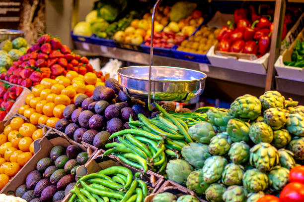 frutas y verduras coloridas en bloques con una escala en el mercado de agricultores para vender maduras - farmers market fruit market berry fruit fotografías e imágenes de stock