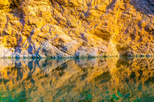 wadi shab in oman è un luogo popolare per i visitatori che vogliono nuotare liberamente in un'oasi remota. - oasis wadi al shab valley canyon foto e immagini stock