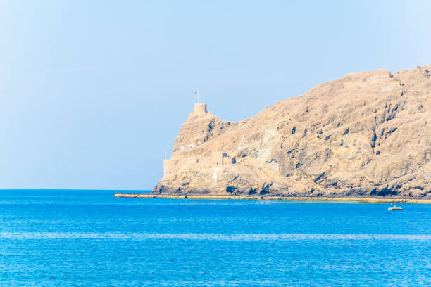 torre de vigia na cidade velha de muscat. sultanato de omã, médio oriente - oman town arabia arabian peninsula - fotografias e filmes do acervo