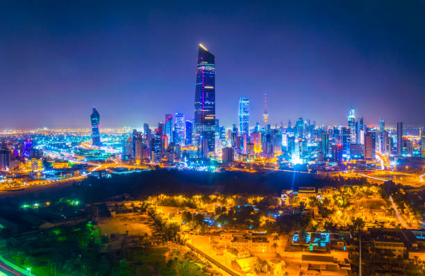 vista aerea notturna del centro del kuwait dominata dalla torre di liberazione. - hotel war foto e immagini stock