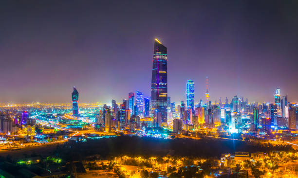 vista aerea notturna del centro del kuwait dominata dalla torre di liberazione. - hotel war foto e immagini stock