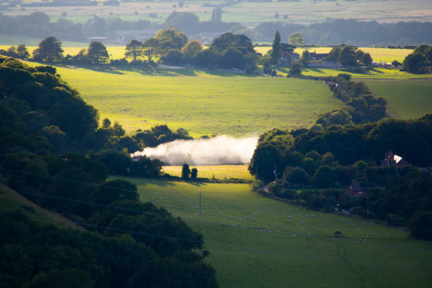 campagne anglaise roulante au coucher du soleil - patchwork landscape rolling landscape illuminated landscape photos et images de collection