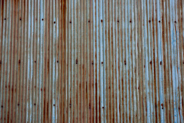 pared de hierro ondulado rusted grunge - corrugated iron rusty old iron fotografías e imágenes de stock
