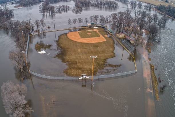 baltic est une petite ville dans l’est touchée par l’inondation 2019 de la grande rivière sioux - big sioux river photos et images de collection