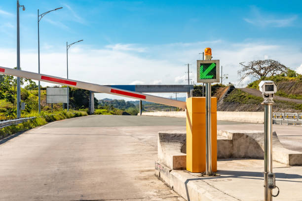 punto di ingresso per toll road - toll booth foto e immagini stock