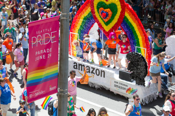 amazon.com empleados en el seattle gay pride parade - homosexual gay pride business rainbow fotografías e imágenes de stock