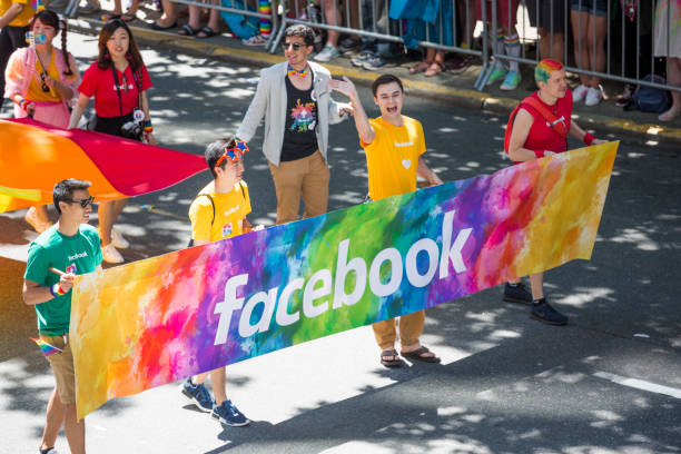 facebook corporation en el gay pride parade de seattle - homosexual gay pride business rainbow fotografías e imágenes de stock