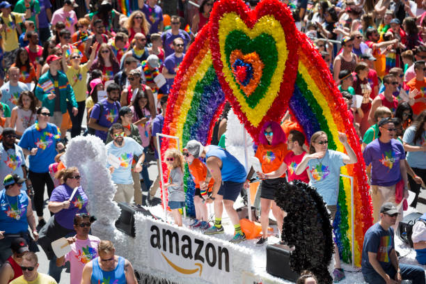 amazon.com mitarbeiter bei der seattle gay pride parade - day washington state vertical outdoors stock-fotos und bilder