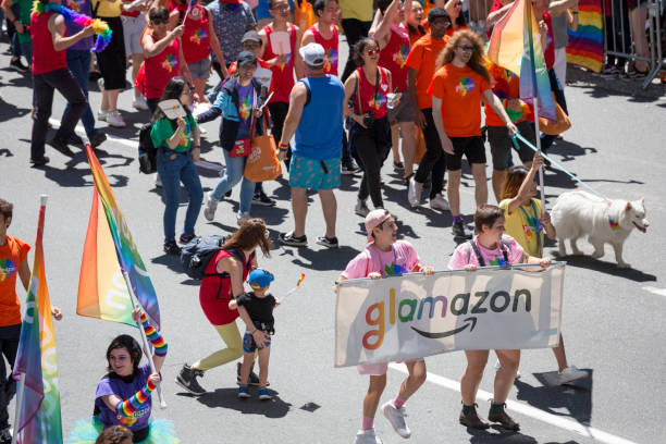 amazon.com empleados en el seattle gay pride parade - homosexual gay pride business rainbow fotografías e imágenes de stock