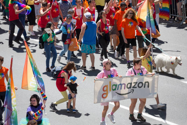 amazon.com pracowników w seattle gay pride parade - homosexual gay pride business rainbow zdjęcia i obrazy z banku zdjęć
