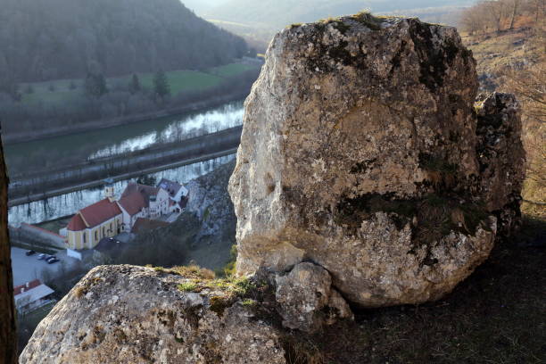 veduta di essing nell'altmuehltal in baviera - essing foto e immagini stock