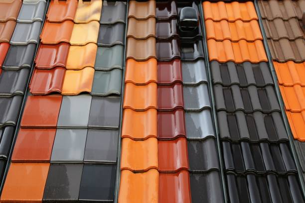 nuevos azulejos de techo en diferentes colores - roof tile roof textured red fotografías e imágenes de stock