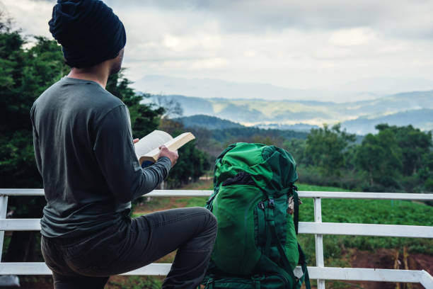 アジア人旅行は休暇中にリラックスします。座席は、山のビューポイントで読書をリラックス。タイの土井ドイチェンマイにて。 - writing diary nature ideas ストックフォトと画像