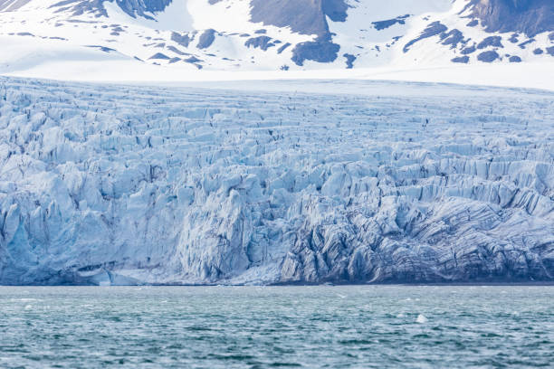 esmarkbreen 氷河の氷のフロント、クレバス、海、スバールバル諸島 - ice arctic crevasse glacier ストックフォトと画像