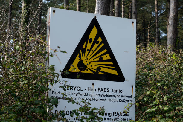 dwujęzyczny walijski angielski znak na piaskach whiteford - guidance direction gower peninsular hiking zdjęcia i obrazy z banku zdjęć