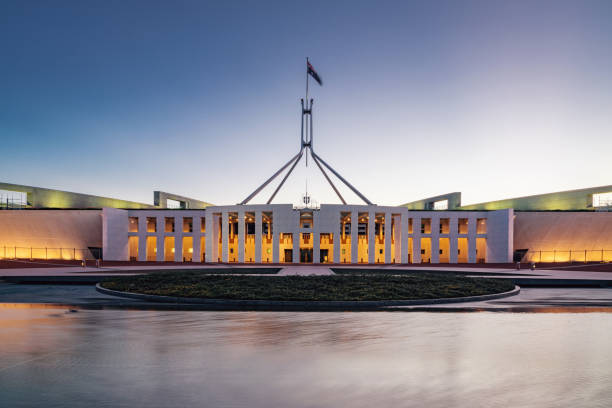 casa del parlamento australiano de canberra en night - canberra australian culture government australia fotografías e imágenes de stock