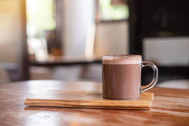 chocolate caliente o cacao en mesa de madera, fondo - chocolate caliente fotografías e imágenes de stock