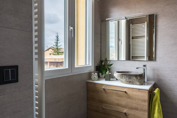 モダンで現代的なバスルーム - bathroom sink window bathroom house ストックフォトと画像