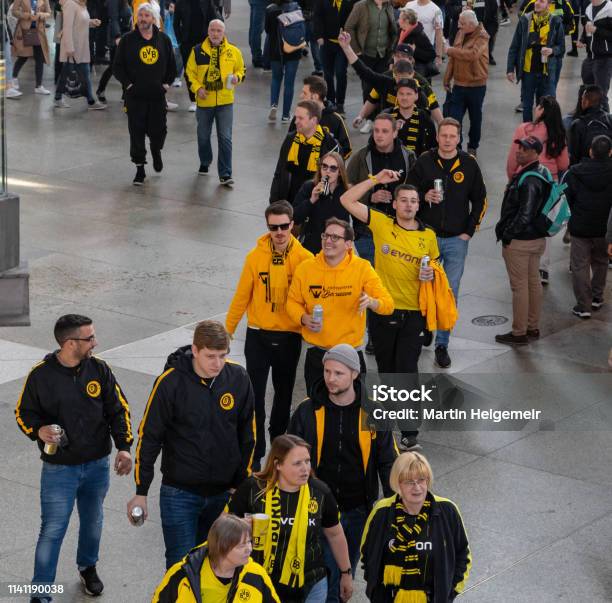 Fans De Bvb En El Camino Al Partido De Fútbol Fc Bayern Munich Vs Borussia Dortmund Foto de stock y más banco de imágenes de Acontecimiento