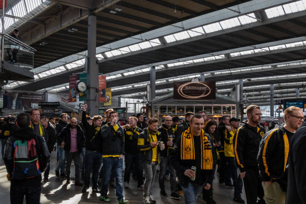 fans bvb sur le chemin de la partie de football fc bayern munich vs borussia dortmund - football police officer crowd photos et images de collection