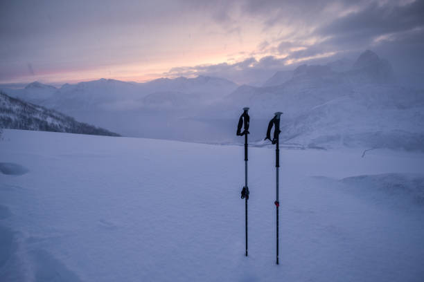 bastoncini da trekking di scalatore su collina innevata nella bufera di neve - ski trace foto e immagini stock