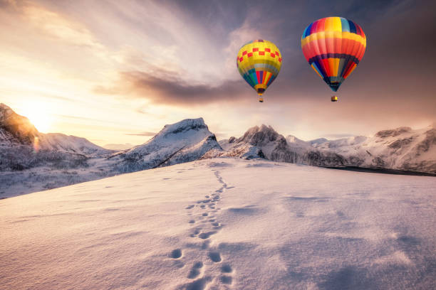 ballons d’air chaud volant sur la montagne enneigée avec l’empreinte sur le pic - winter cold footpath footprint photos et images de collection