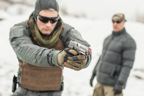 żołnierz armii szkolenia bojowego pistolet zimowy strzelanie śnieg z instruktorem - military uniform barricade boundary police uniform zdjęcia i obrazy z banku zdjęć