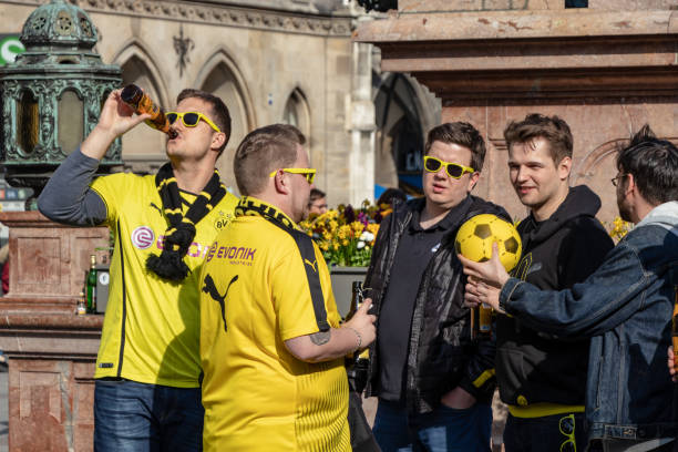 fans bvb boire de l’alcool à la marienplatz à munich - football police officer crowd photos et images de collection