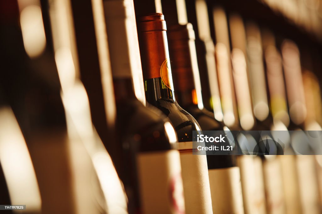 ワインセラー (名前が書かれた棚にエリートドリンクを含む) - ワイン貯蔵庫のロイヤリティフリーストックフォト