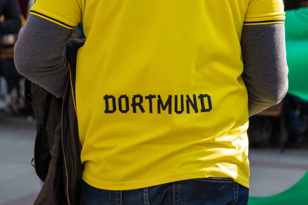 maglia di un tifoso del borussia dortman con il logo della squadra di calcio - borussia dortmund foto e immagini stock