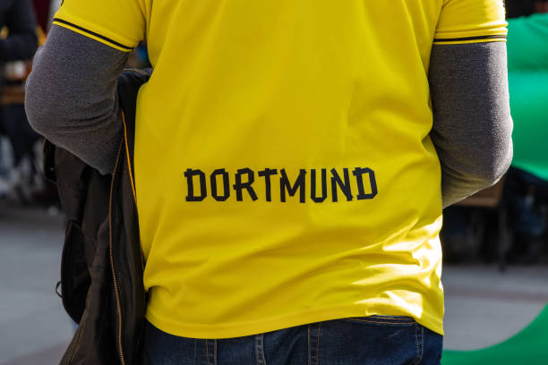 camisa de um fã de borussia dortman com o logotipo da equipe de futebol - football police officer crowd - fotografias e filmes do acervo