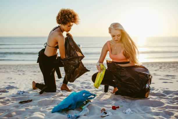 meninas que pegaram o lixo da praia - mulher catando lixo - fotografias e filmes do acervo