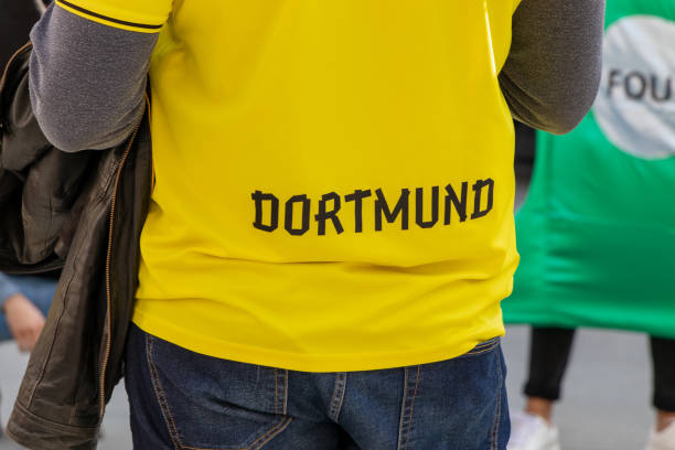 shirt eines borussia-dortmann-fan mit dem logo der fußballmannschaft - football police officer crowd stock-fotos und bilder