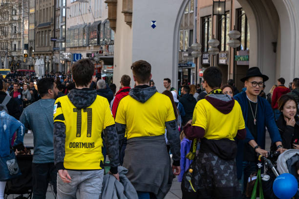 tifosi bvb sulla strada per un luogo di visione pubblico per la partita di calcio fc bayern monaco vs borussia dortmund - borussia dortmund foto e immagini stock