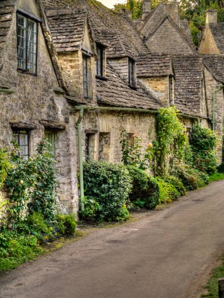 cotswold houses - castle combe imagens e fotografias de stock