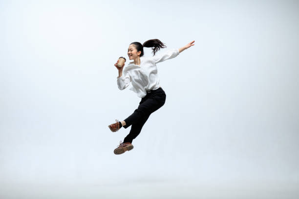 사무실에서 일하고 점프 하는 여자 스튜디오 배경에 고립 - jumping business women dancing 뉴스 사진 이미지