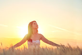 junge-frau-in-den-himmel-blickte.jpg?b=1&s=170x170&k=20&c=_lera8ychpjJ_wyHxQUTfGrOrLIpt-5TLR8JUPkDDyk=