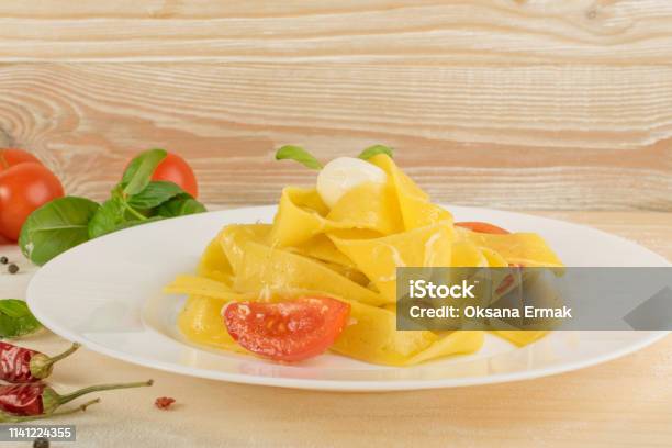 노랑 이탈리안 파스타 파파 르 델 페치시 네 또는 Tagliatelle 0명에 대한 스톡 사진 및 기타 이미지 - 0명, 가정 ... 노랑 이탈리안 파스타 파파 르 델 페치시 네 또는 Tagliatelle 0명에 대한 스톡 사진 및 기타 이미지 - 0명, 가정 ...